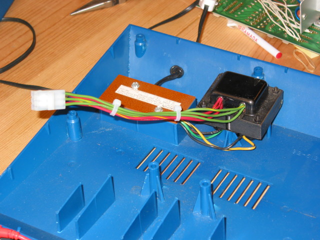 All 6 wires from a transformer terminate in a molex 6-pin plug